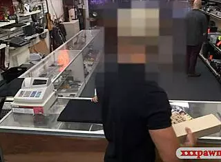 人妻MILF拿老公明信片换当铺哥狂干