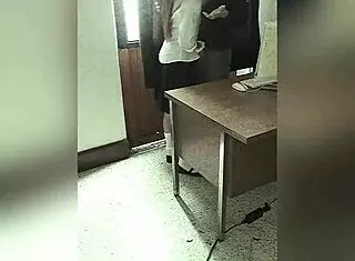 Cámara Graba A Maestro Y Alumna En La Oficina Del Colegio Colegiala Mexicana Se Deja Follar Por El Profe Por Una Mejor Calificación Video Amateur Real