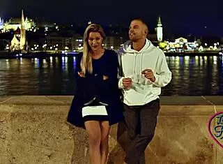 CHERRY KISS UNE BLONDE COQUINE AUX COURBES ENIVRANTES