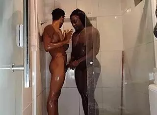 Um sexo gostoso no banheiro assista completo sheer ou red