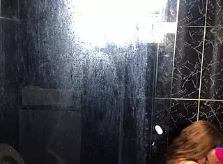 novinho fucks tia do amigo no banheiro da casa dela, branquinha gostosa interracial