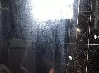 novinho fucks tia do amigo no banheiro da casa dela, branquinha gostosa interracial