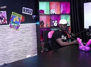 TIRANDO A ROUPA E MOSTRANDO O CORPO SARADO AP�S PERDER NO JOGO DA PUNHETA - JEFAO OFICIAL