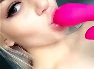 金发18+妹玩振动棒狂潮喷！