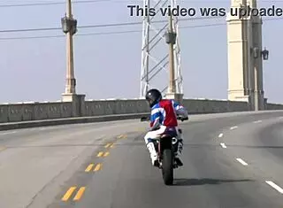 可爱美女3P群交刺激三人行