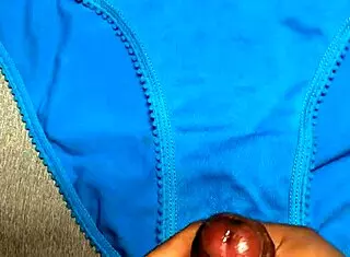 me corrí en los panties azules de mi amiga, qué rico.