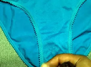 me corrí en los panties azules de mi amiga, qué rico.