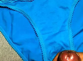 me corrí en los panties azules de mi amiga, qué rico.
