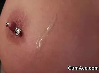 Foxy hottie slurps cum on her face 😋💦