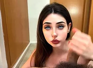 Ahh que asco tiene la polla muy peluda tengo que chupar la polla a mi padrastro el gordo para que me compre el nuevo iphone