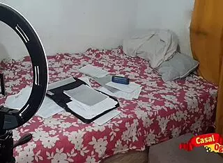 Fui ajudar meu padrasto no trabalho de escritório e levei na buceta