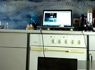 i tease with my naughty booty on webcam