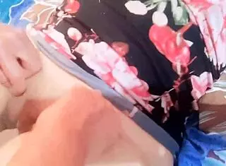 Esta perra seduce al doctor y grita de placer con su polla grande