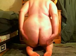 胖妞自插张开贱屁眼BBW肛交