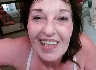 I invite you to smell my big beautiful sexy ass