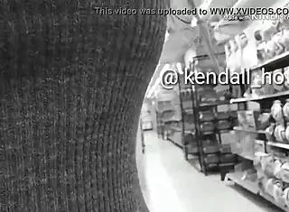 latina tetona muestra tetas en publico 😏