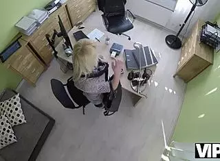 Vip4k blondes fraulein hat sex fur bargeld mit hubschen kredit-agent