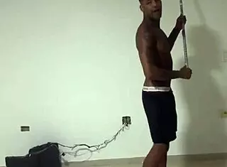 fui pintar a casa do meu amigo e botei ele pra mamar meu pau grande