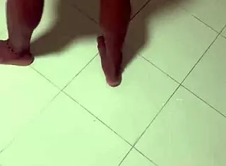 fui pintar a casa do meu amigo e botei ele pra mamar meu pau grande