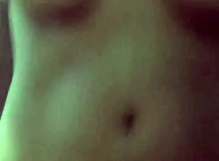 18岁女友挑逗我让她四肢着地后入😏