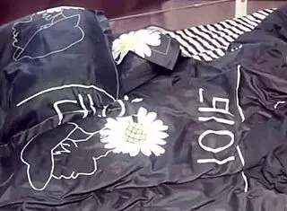 嫂子诱人下体solo扣逼自慰