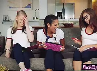 娇小18+少女4P群干朋友大屌