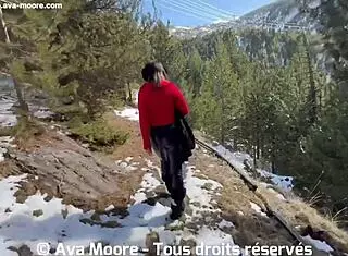 漂亮黑发妹雪地吞巨屌颜射