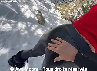 漂亮黑发妹雪地吞巨屌颜射