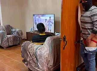 desconocido se mete a coger a escondidas con mi novio en el dormitorio