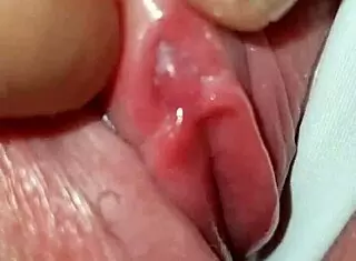 隐藏在她骆驼趾下的小阴蒂，我来挑逗