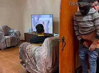 desconocido se mete a coger a escondidas con mi novio en el dormitorio