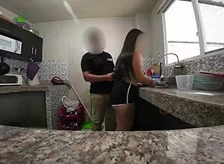 mi prima julieta y yo aprobechamos cuando salieron a comprar para culiar rico en la cocina 🍆💦