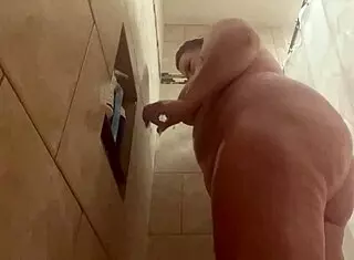 胖妞淋浴玩肥臀，来加入吗？