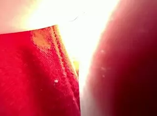 小男人藏女巨人巨乳里玩弄