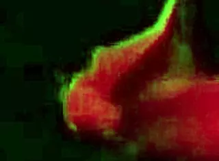 哥们慢慢插进我里面男男激情