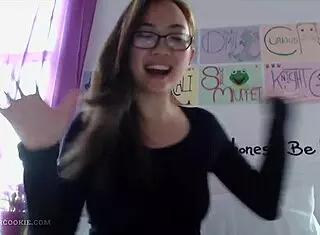 Harriet Sugarcookie分享18+业余大奶妹Vlog