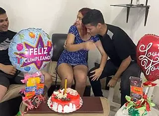 hijastros sorprenden a madrastra con doble regalo caliente