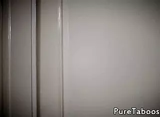 娇小骚妹野性群P前后夹击颜射满脸