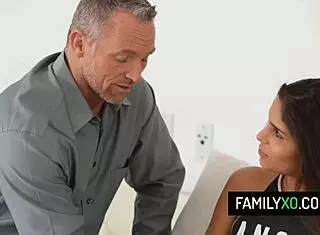 拉丁少女18+卡蒂娅·罗德里格斯和继父大胆玩