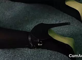 horny stunner swallowing all that cum on her face, wow