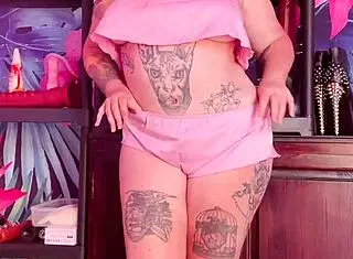 I, the babe in lingerie, watch him wankin'