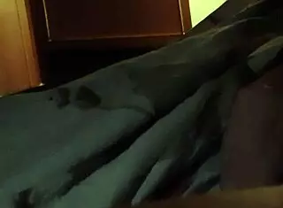 邻居夜里抠我骚屄让我狂喷高潮