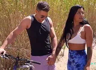 拉丁辣妹户外女上位骑乘灌满精液