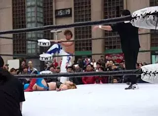 Intense Emotions in the Wrestling Match Between Dou Yu and Apple Miyuki