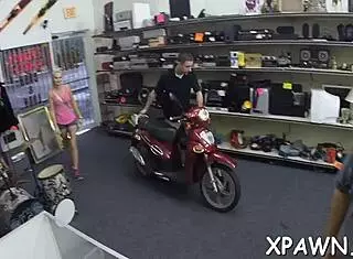 Amateur couple fucks for cash, showing sexy moves 😈 sucking cock hard!