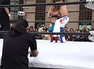 Intense Emotions in the Wrestling Match Between Dou Yu and Apple Miyuki