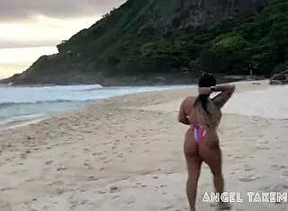 Angel Takemura海滩露乳撩冲浪男