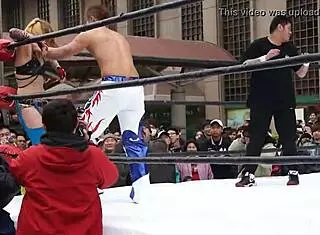 Intense Emotions in the Wrestling Match Between Dou Yu and Apple Miyuki