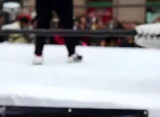 Intense Emotions in the Wrestling Match Between Dou Yu and Apple Miyuki