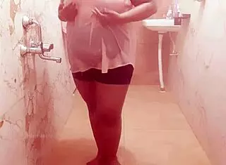 Sexy South Indian Maid Showing Boobs